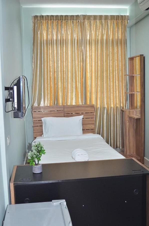 Baanpin Hotel & Cafe Бангкок Экстерьер фото